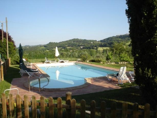 Piscina panoramica attrezzata con solarium 