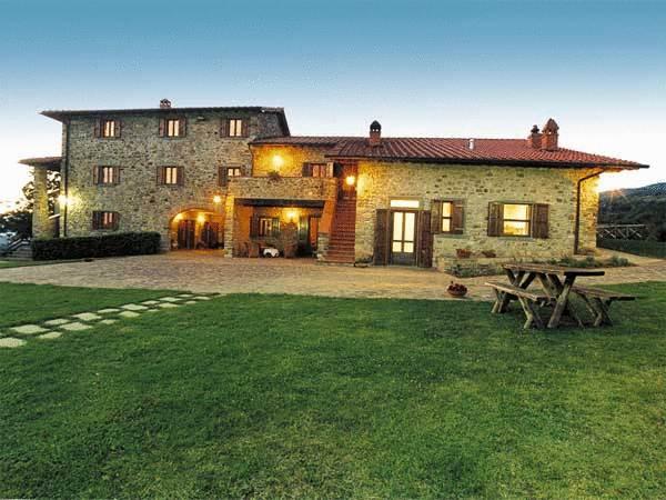 Casale con alloggi e giardino privato