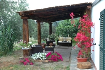 Pergola con colonne e capitelli