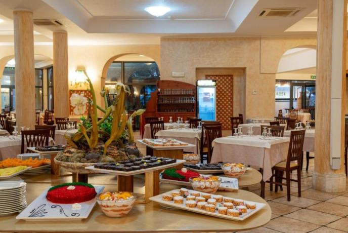 Buffet di dolci al ristorante interno 