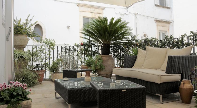Terrazzino arredato per cene romantiche