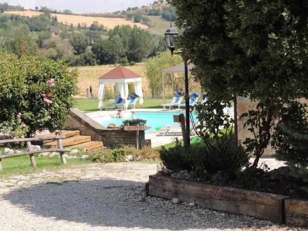 Agriturismo con piscina attrezzata immerso in natura 