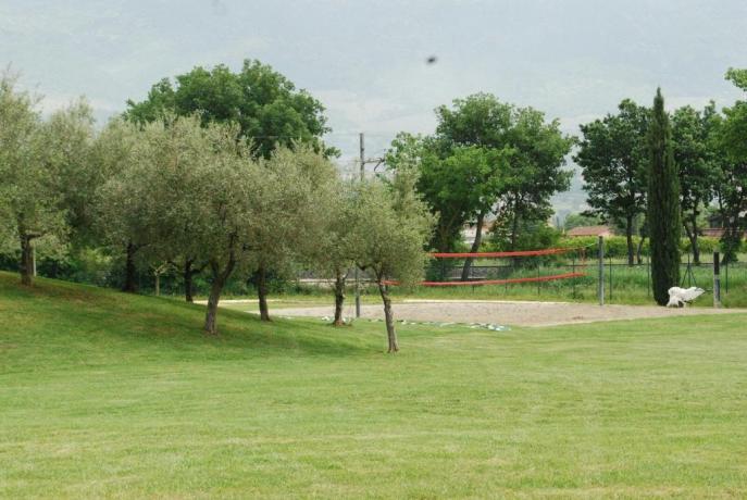 Spazio esterno con campo da beach volley 