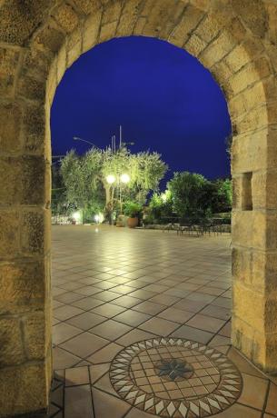 Arco e ingresso all'area esterna hotel in Puglia