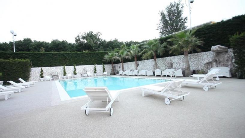 Hotel Maria con Piscina esterna e lettini
