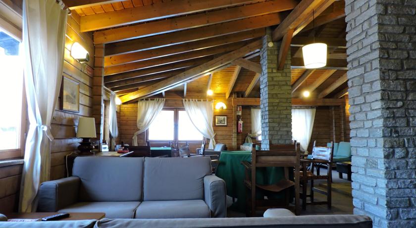 Area comune in stile rustico con divani