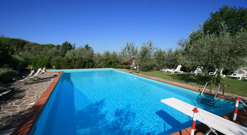 Piscina esterna attrezzata con sdraio