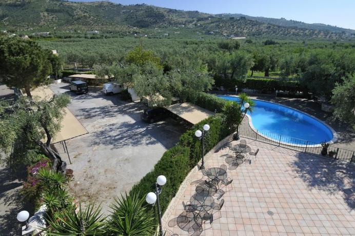 Piscina con veduta del panorama pugliese