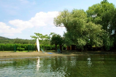 150 metri dalla spiaggia del lago