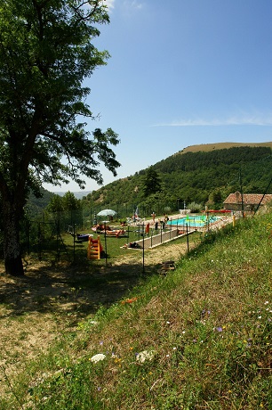 Agriturismo vicino Gubbio ideale famiglie piscina, verde