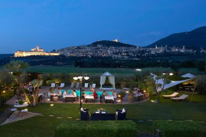 Cena in giardino bordo piscina con vista Assisi 