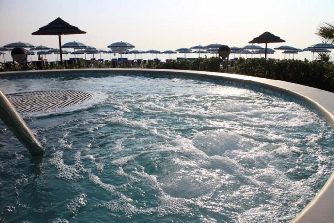 Hotel*** in Abruzzo, spiaggia e giardino, idromassaggio, piscina