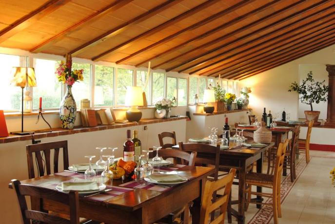 Ristorante interno con prodotti tipici