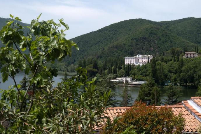 Last Minute CAPODANNO in Hotel vista Lago di Piediluco con centro benessere, cenone con veglione. 
