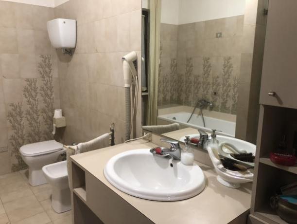 Bagno con vasca e doccia in Villa 