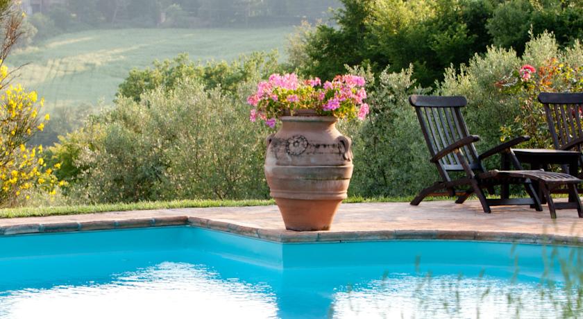 Relax in Piscina nella Campagna Umbra a Todi