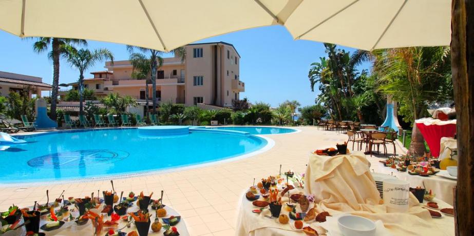Ampia piscina in Hotel 3 stelle a Tropea