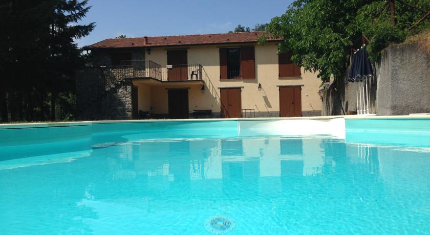 Agriturismo con ampia piscina