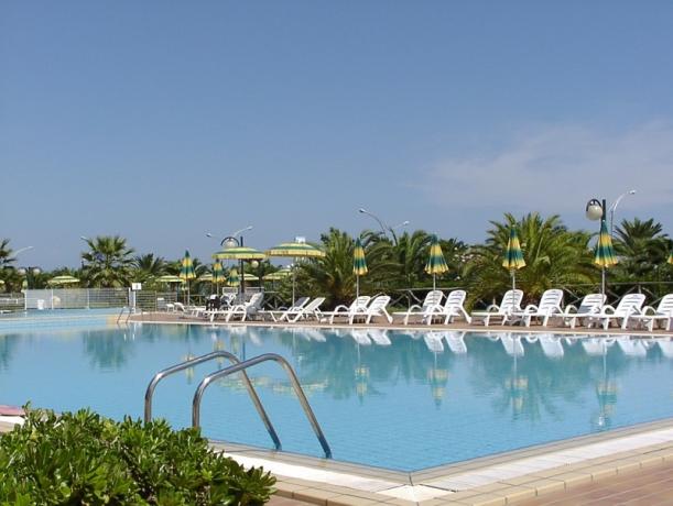 Solarium con Piscina attrezzata in Hotel 