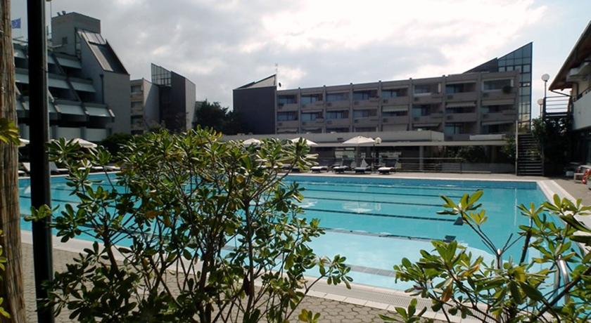 Piscina Animazione e Spiaggia in Resort Camaiore