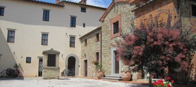 Casale in pietra con arredamento antico