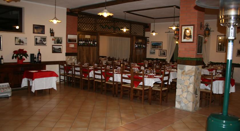 Ampia sala ristorante ideale per banchetti a Tortora