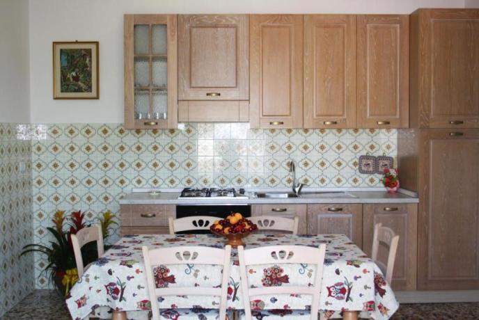 salone con cucina dell'appartamento vicino Assisi 