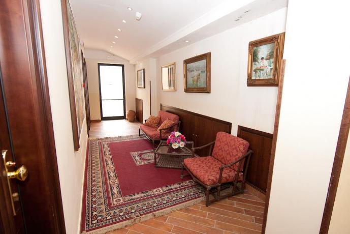 Soggiorno con divani B&B a Pompei