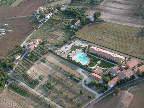 Agriturismo con piscina e ristorante nelle colline marchigiane