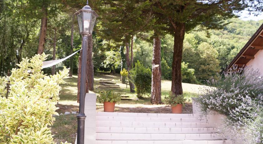 Giardino con viale alberato