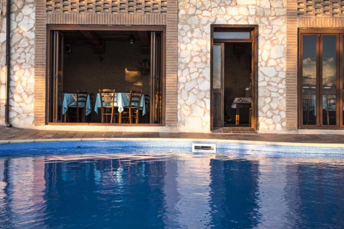 Piscina e bar per pomeriggi d'estate