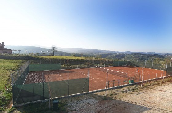 Agriturismo con campo da tennis