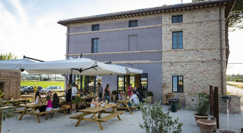 Casale vicino Perugia e Assisi con Ristorante