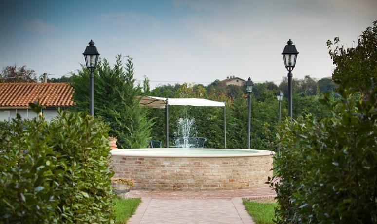 Esterno, percorso per la piscina, agriturismo Marche