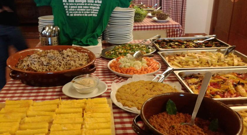 Ricco buffet di cibi salati