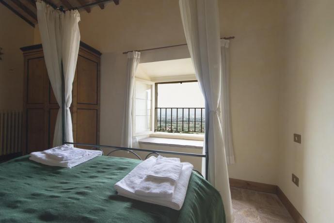 camera con letto a baldacchino e vista