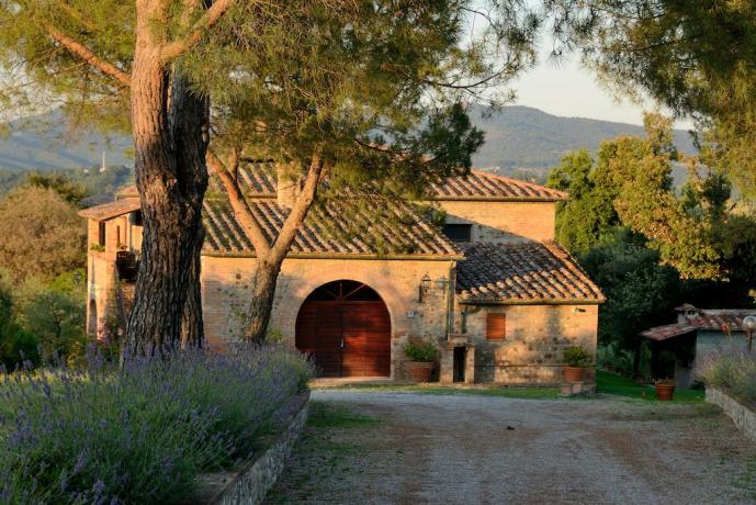 Caratteristico agriturismo umbro vicino al Trasimeno 