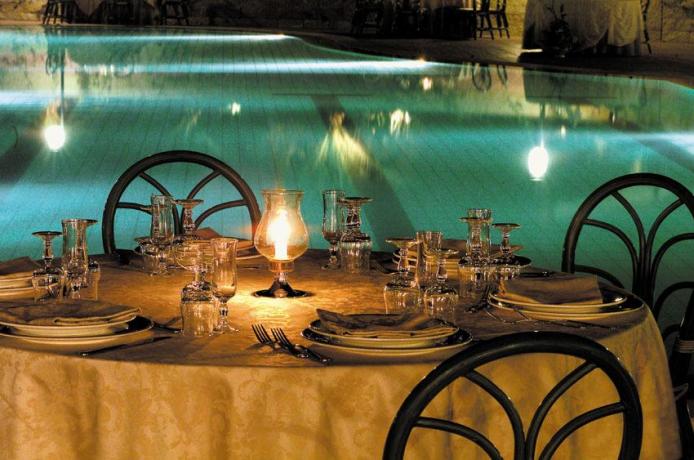 Ottimo ristorante a bordo piscina hotel3stelle a Caltagirone