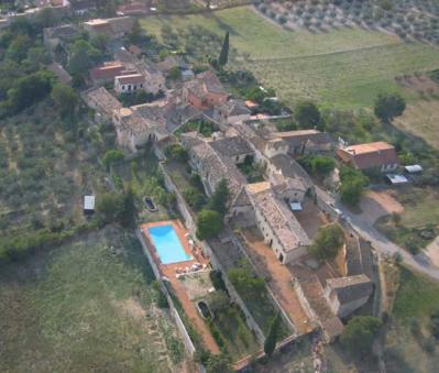 Vista aerea dell'agriturismo con piscina