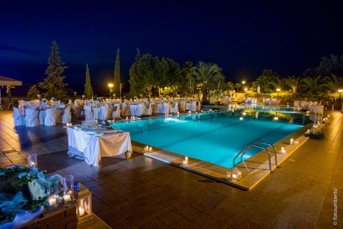 Servizio ristorante a bordo piscina hotel3stelle Caltagirone