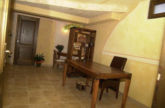 Accogliente Reception arredata in legno
