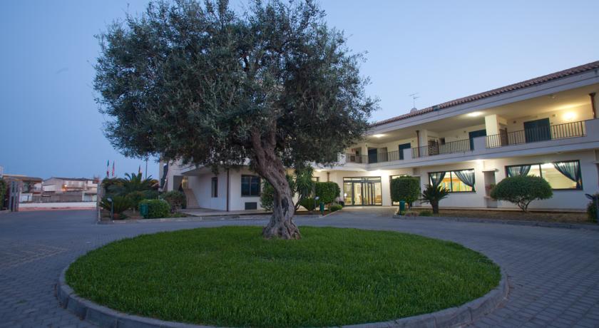 Villaggio con piscina e animazione vicino Ragusa