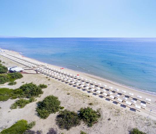 Ampia spiaggia privata attrezzata Hotel Castellaneta-marina 
