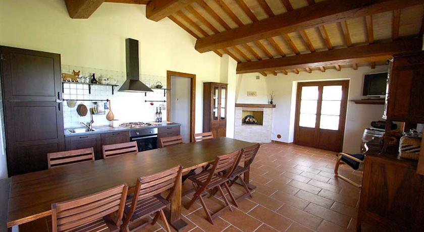 Soggiorno sala da pranzo con camino