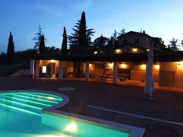 Piscina illuminata la sera