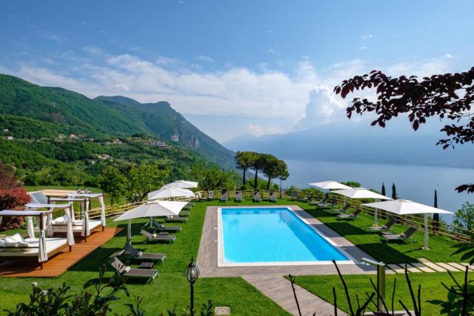 Piscina con sdraio e ombrelloni per totale Relax