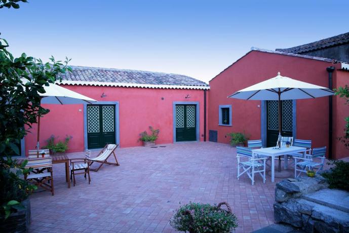 Agriturismo ai piedi dell'Etna con area relax attrezzata