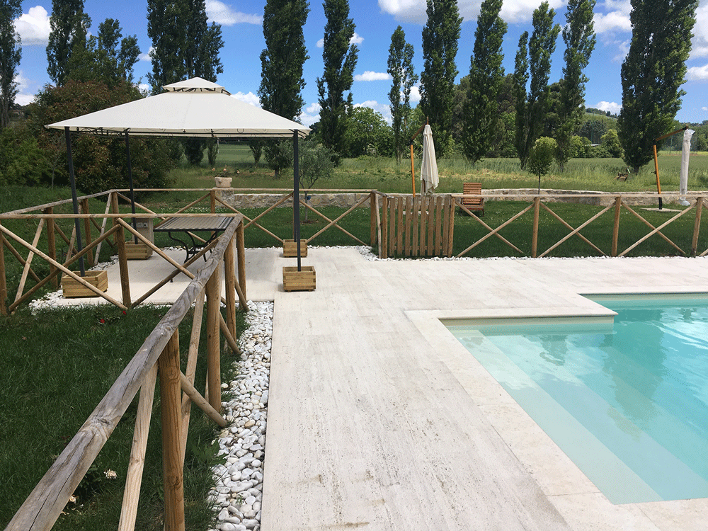 Piscina con piccolo gazebo 