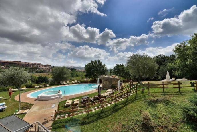 area relax bordo piscina per cerimonie ed eventi