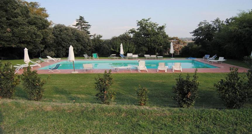 Piscina con ombrelloni e sdraio	 